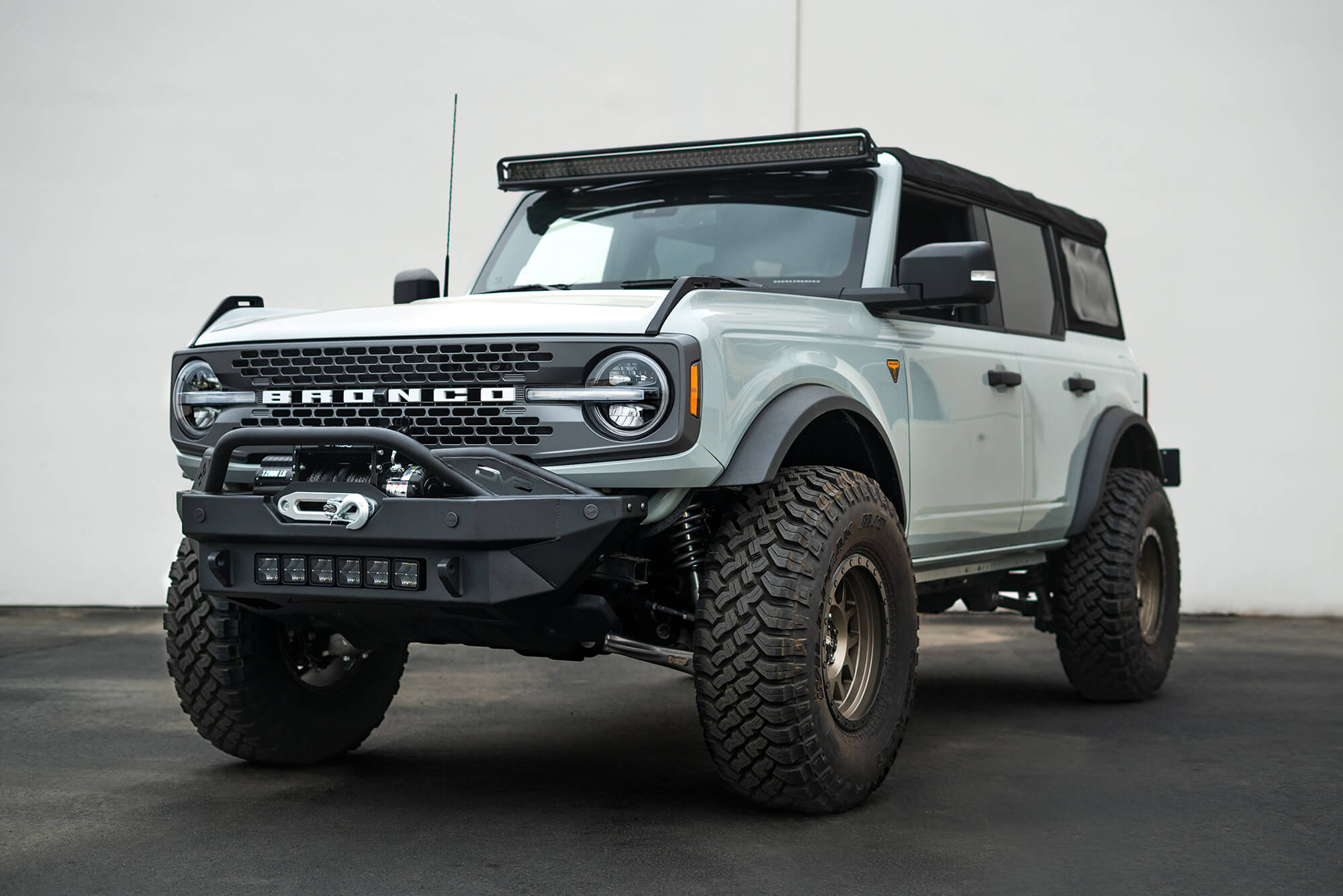 2021 Bronco with DV8 Off-Road Bumpers & Light Bar